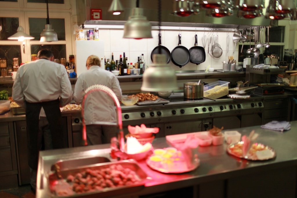 Cozinha profissional em operação