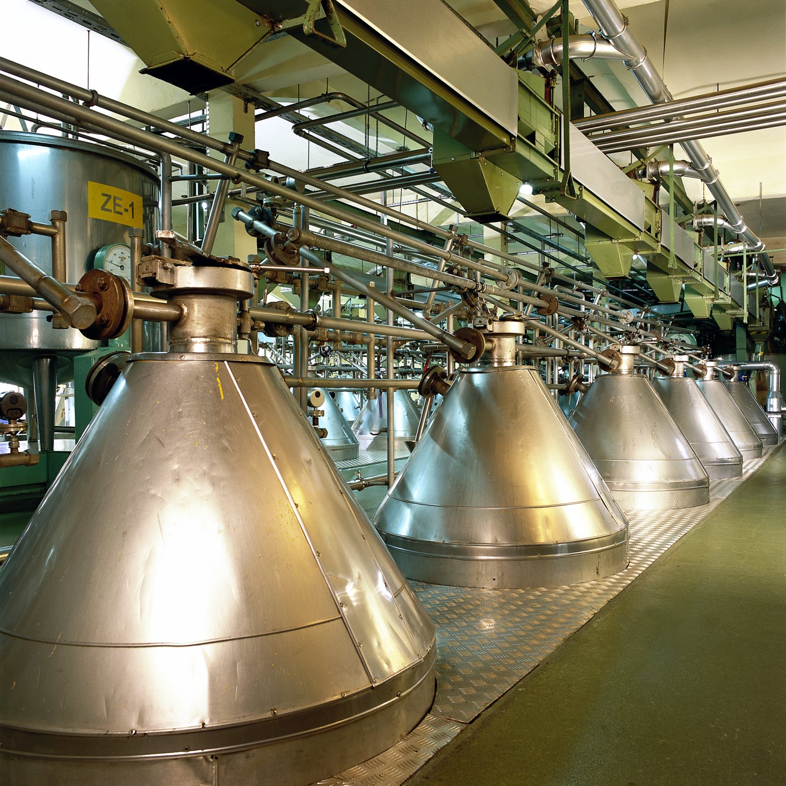 Interior de indústria de alimentos com tanques em aço inoxidável