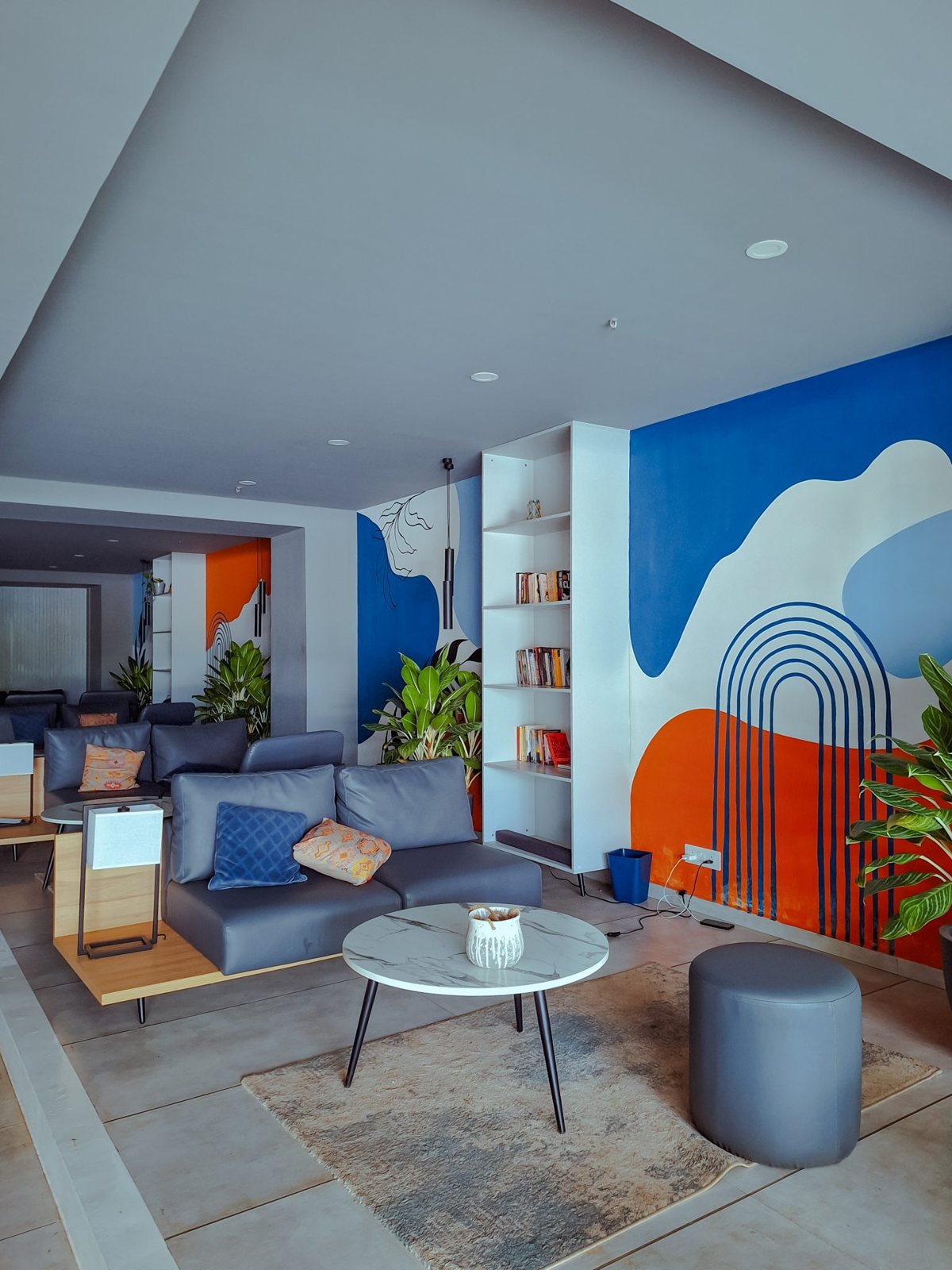Ambiente corporativo com área de convivência