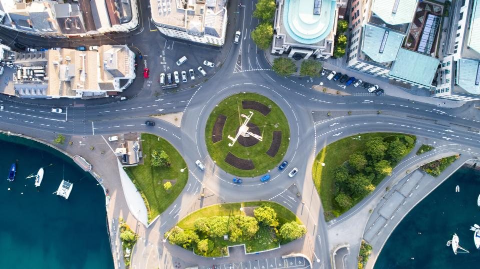 Vista aérea de área urbana com praças arborizadas