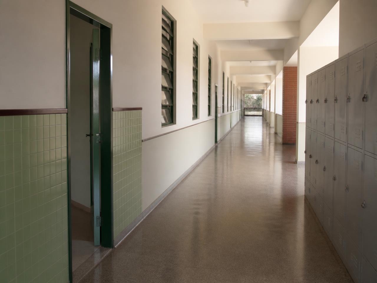 Corredor de instituição de ensino com salas de aula