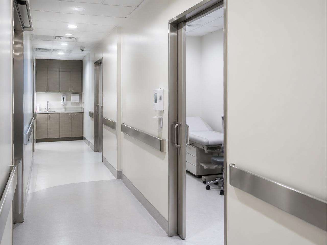 Corredor de clínica com sala de atendimento